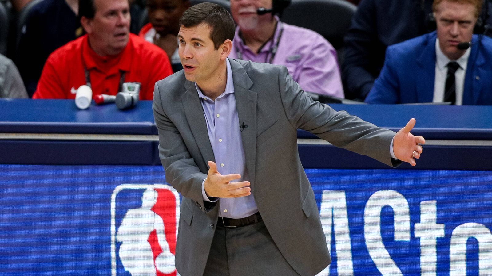 
                <strong>Osten: Boston Celtics</strong><br>
                Vor allem in der Offense verfügen die Celtics über viele Waffen. Das liegt nicht zuletzt an Trainer Brad Stevens (Foto), der immer wieder den passenden Gameplan findet und Spieler weiterentwickeln kann. Kurzum: Die Celtics könnten den Bucks in den Playoffs gefährlich werden.   
              