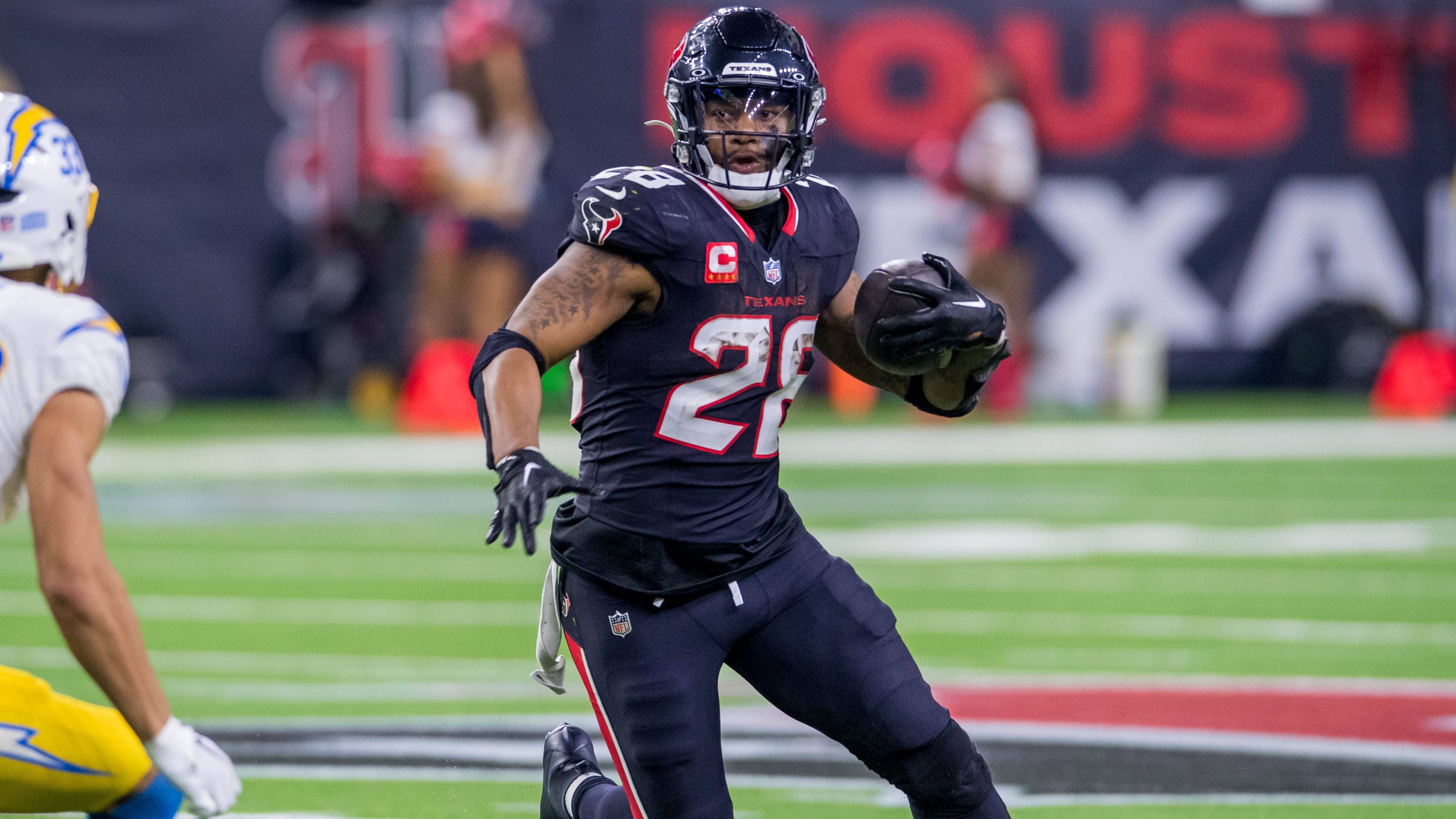<strong>Joe Mixon (Houston Texans)</strong><br>Rückschlag für die Houston Texans. Running Back Joe Mixon könnte bis in die reguläre Saison ausfallen. Laut "NFL Network" fehlt er aufgrund einer Fußverletzung für einen längeren Zeitraum. Demnach plant die Franchise eine neue Evaluation seiner Situation, wenn der Saisonstart näher rückt. Mixon hatte sich in der Offseason verletzt, die Verletzung wurde von der Franchise aber wiederholt als nicht gravierend dargestellt.