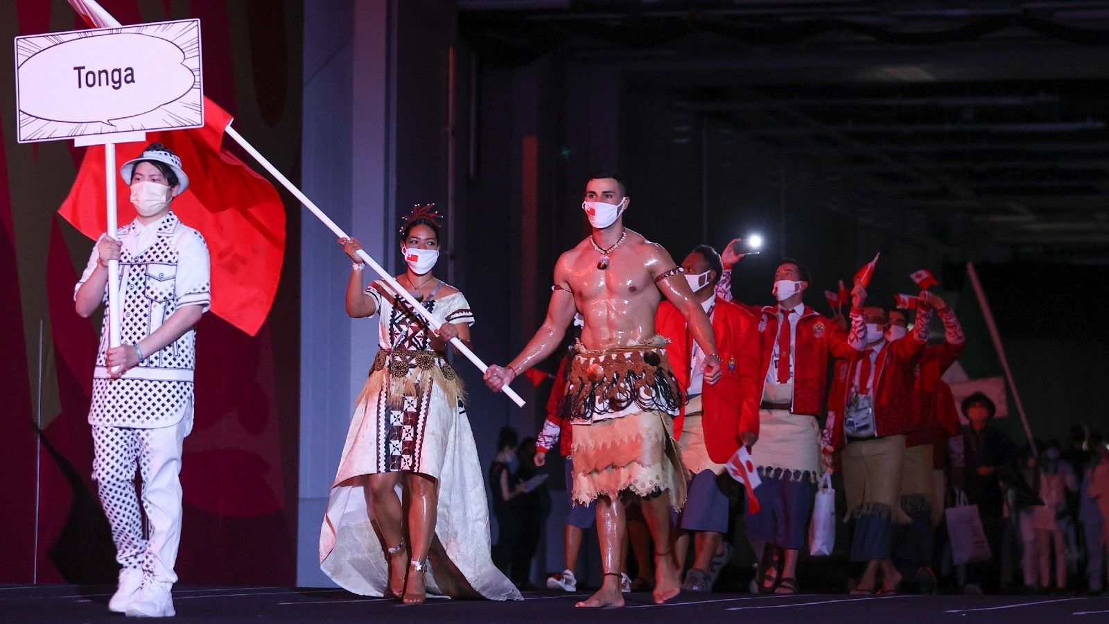 
                <strong>Taufatofua auch in Tokio eingeölt</strong><br>
                Er ist zurück! Bei den Olympischen Sommerspielen 2016 in Rio de Janeiro und bei den Winterspielen 2018 in Pyeongchang begeisterte Pita Taufatofua mit seinem eingeölten Body. Bei Olympia in Tokio herrscht aufgrund von Corona zwar Maskenflicht, von einem großen Auftritt kann das den Tongaer aber nicht abhalten.
              