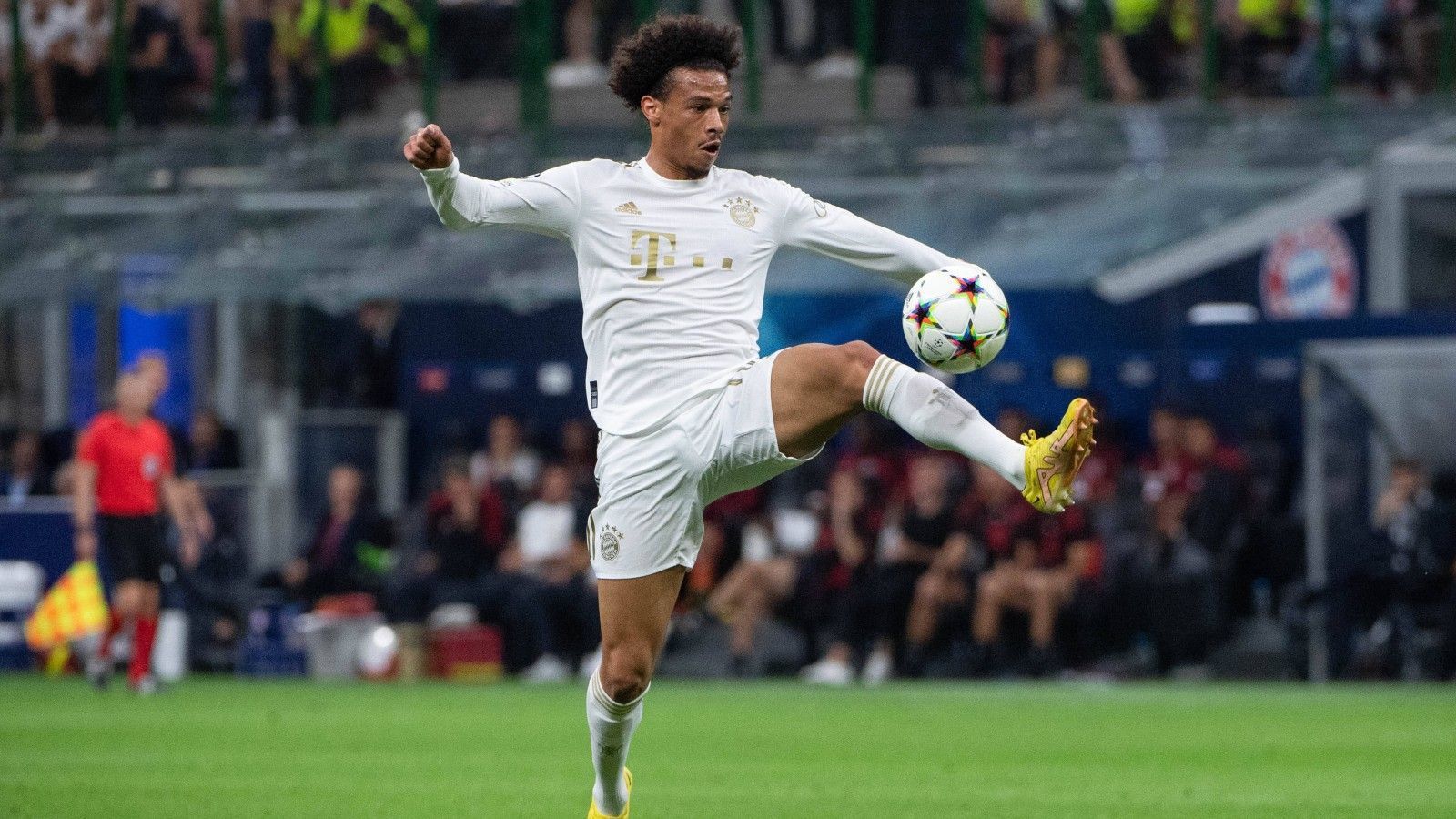 
                <strong>Leroy Sane</strong><br>
                Der Motor in der Bayern-Offensive. Anspielbar auf dem Flügel, holt sich die Bälle aber auch im Mittelfeld und gibt keinen Ball verloren. Sorgt mit einer Weltklasse-Annahme und einem schönen Abschluss für die verdiente Führung und krönt seinen Abend nach einer grandiosen Aktion mit Coman, indem er das 2:0 erzwingt. Der klare Man of the Match. ran-Note: 1
              