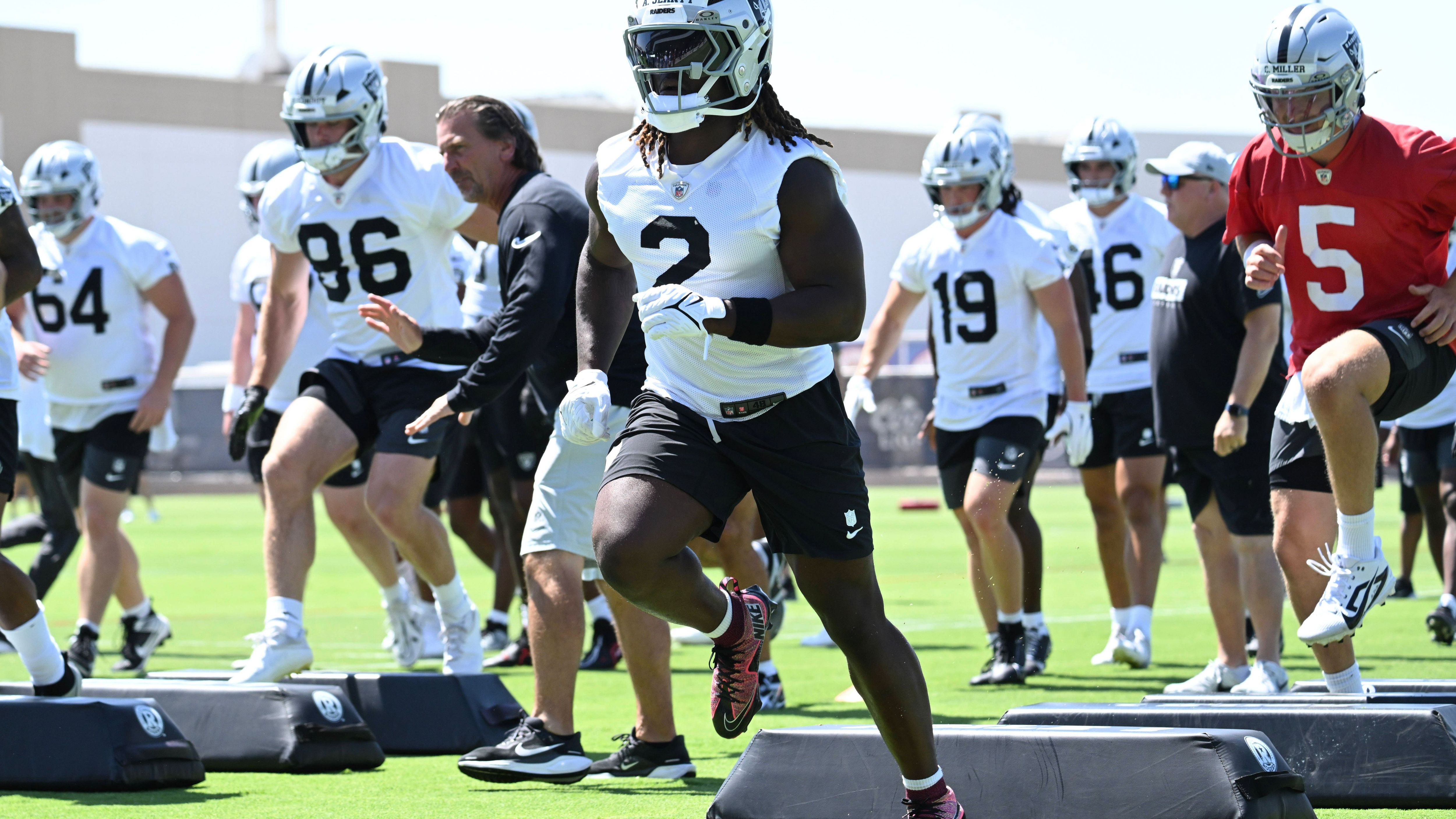 <strong>Las Vegas Raiders (AFC West)</strong><br>Die Raiders haben eine gute Offseason hinter sich. Mit Geno Smith und Ashton Jeanty verbessern sie ihr Team auf einen Schlag klar, auch in der Defensive wurde mit Eric Stokes und Jeremy Chinn etwas getan. Las Vegas hat aber das gleiche Problem wie die Browns: Die Konkurrenz ist sehr gut besetzt. Die Chargers gehen ins zweite Jahr von Jim Harbaugh und haben bereits vergangene Saison angedeutet, was möglich ist. Auch Denver hat ein junges Team, das breit besetzt ist. Und dann wären da noch die Kansas City Chiefs um Patrick Mahomes. Mehr, als den ein oder anderen Konkurrenten zu ärgern, wird wohl nicht drin sein.