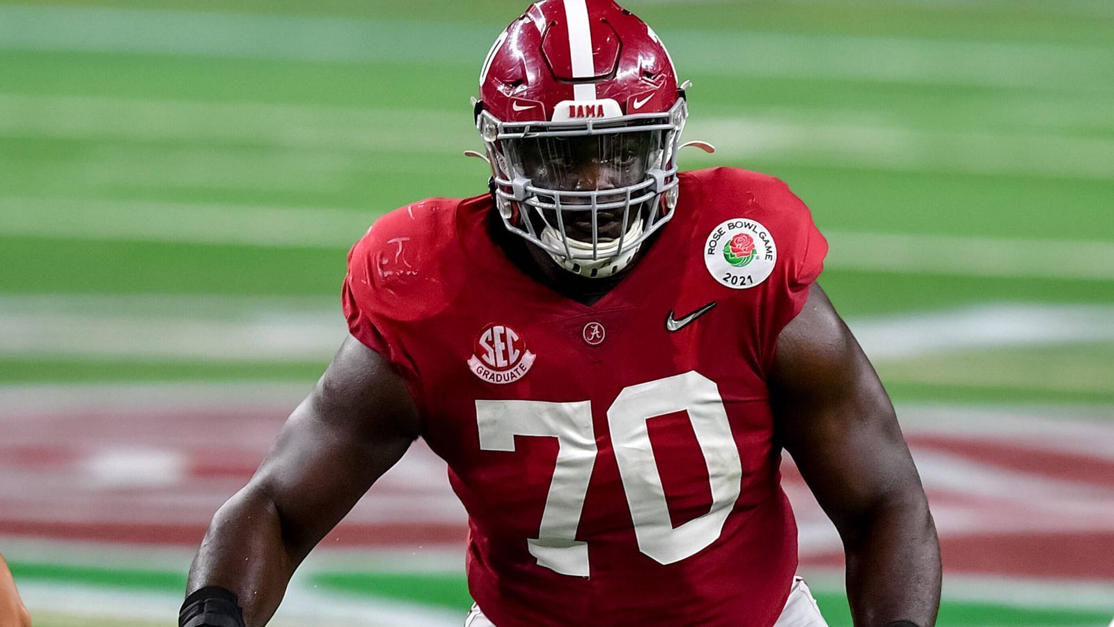 
                <strong>Alex Leatherwood (Alabama)</strong><br>
                Alex Leatherwood gewann mit Alabama gleich zwei Mal die College-Meisterschaft. 2020 trumpfte er besonders stark auf, wurde einstimmig in das First Team All-America gewählt und mit der Outland Trophy als bester Line-Spieler der Nation ausgezeichnet. Er kann sowohl als Offensive Tackle wie auch als Guard eingesetzt werden, ist mit seiner aggressiven Spielweise vor allem im Run-Blocking ein Garant. Zudem ist er sozial engagiert: Der 1,98 Meter und 142 Kilogramm schwere O-Liner schrieb die Vorlage für ein Video, in dem er sich gemeinsam mit einigen Mitspielern und Trainer Nick Saban für die "Black Lives Matter" Bewegung eingesetzt hat.
              