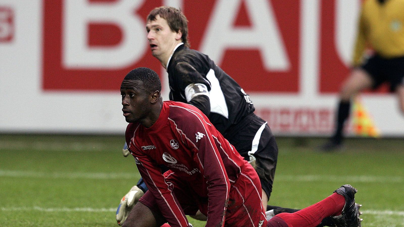 
                <strong>Mathias Hain (Arminia Bielefeld) </strong><br>
                19. Februar 2006: 1. FC Kaiserslautern – Armina Bielefeld (2:0)Klarer Fall von dumm gelaufen. Um einen Eckball zu verhindern eilte Arminen-Keeper Mathias Hain aus seinem Kasten und schaufelte den Ball noch rechtzeitig vor der Torauslinie zurück ins Feld. Dummerweise landete der Ball nicht bei einem Mitspieler, sondern direkt vor den Füßen von Lautern-Stürmer Boubacar Sanogo, der keinerlei Mühe hatte, den Ball im leeren kasten unterzubringen.
              