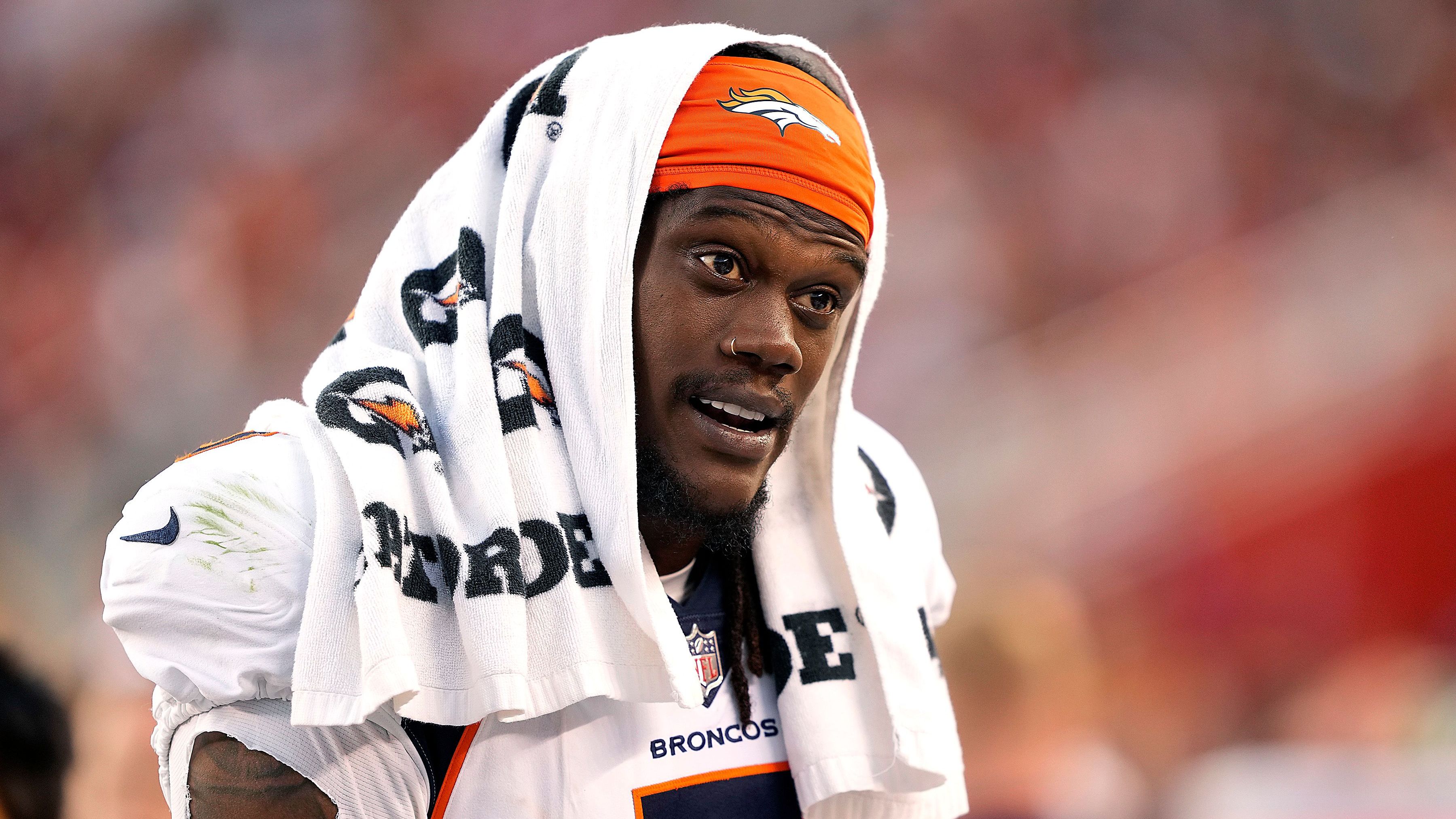 <strong>Randy Gregory (Tampa Bay Buccaneers)</strong><br>Randy Gregory hat die NFL und sein Ex-Team Denver Broncos verklagt. Das berichtet die "Denver Post". Der Linebacker behauptet, über das vergangene Jahr unrechtmäßig mit Geldstrafen von insgesamt 532.500 US-Dollar belegt worden zu sein, nachdem er positiv auf THC getestet worden war. Gregory&nbsp;behauptet, er habe ein verschriebenes Medikament eingenommen.