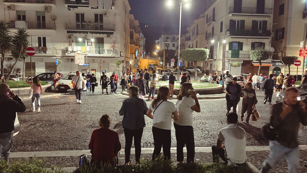 Menschen stehen in Neapel auf der Straße in Angst nach dem Erdbeben.