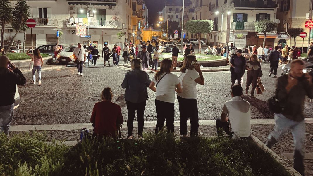 Nach dem Beben versammelten sich verängstigte Menschen in Neapel auf der Straße.