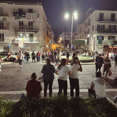 Menschen stehen in Neapel auf der Straße in Angst nach dem Erdbeben.