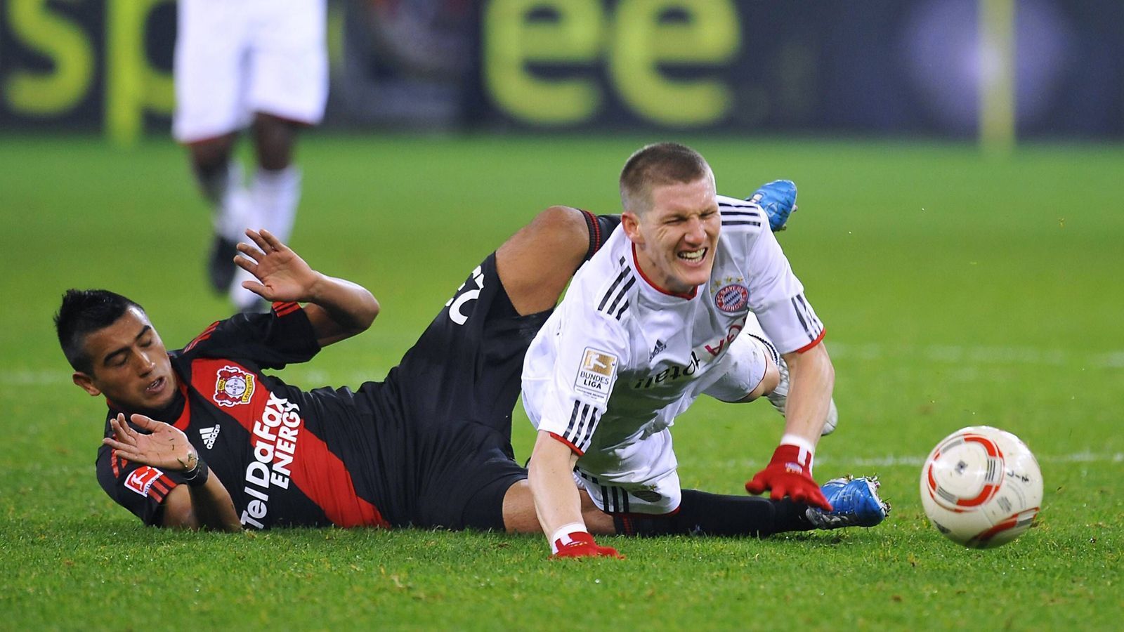 
                <strong>Kämpfer Schweinsteiger</strong><br>
                Schweinsteiger fühlt sich auf seiner neuen Position pudelwohl und geht in der Rolle als Stratege im defensiven Mittelfeld voll auf. Begleiterscheinung des Wechsels: Viele Fouls, die Schweinsteiger immer wieder wegstecken muss.
              