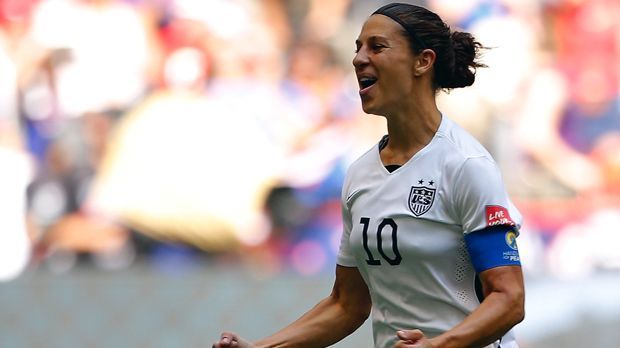 
                <strong>Carli Lloyd (USA)</strong><br>
                Carli Lloyd: Ihr gelang im WM-Finale 2015 gegen Japan ein unglaublicher Treffer. Die US-Amerikanerin überraschte die gegnerische Torhüterin mit einem Schuss von der Mittellinie und ebnete somit den Weg zum Titel für die US-Girls.
              