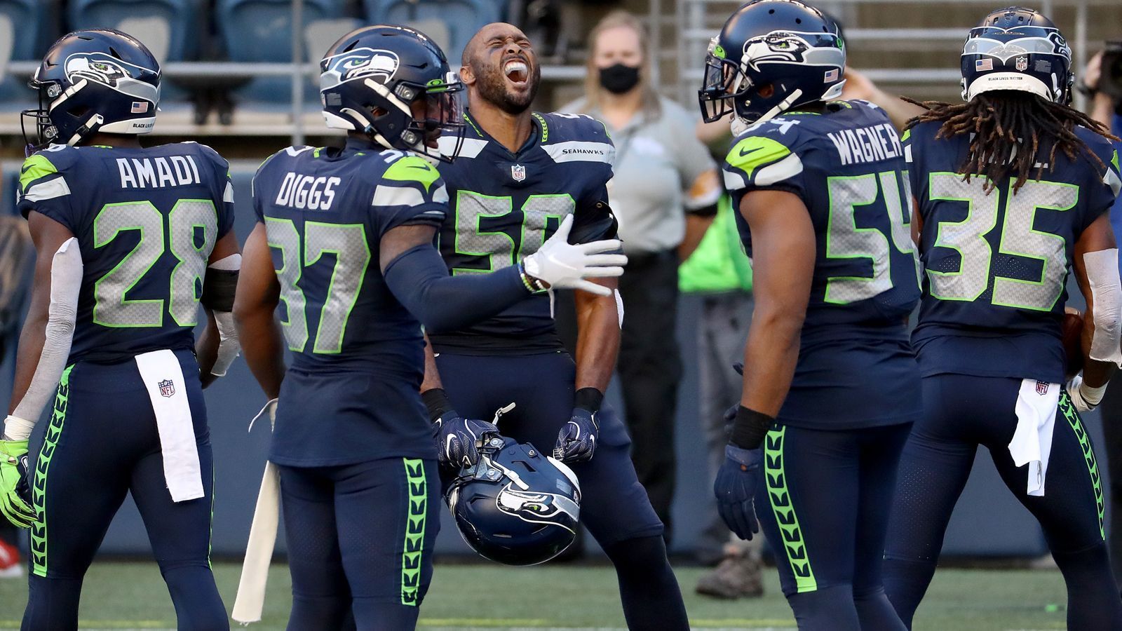 
                <strong>Week 3: Seattles historisch schwache Passverteidigung</strong><br>
                Während Wilson eine erfreuliche Bestmarke für die Seahawks produziert, hätte Seattles Defense auf diesen Rekord sicher gern verzichtet: Die Mannen um Bobby Wagner sind das erste Team der NFL-Geschichte, das an den ersten drei Spieltagen mehr als 1.200 Passing Yards zuließ (434 gegen die Falcons, 397 gegen die Patriots, 461 gegen die Cowboys). Solange Wilson weiterhin so erfolgreich "kocht", wird das Pete Carroll aber ziemlich egal sein.
              