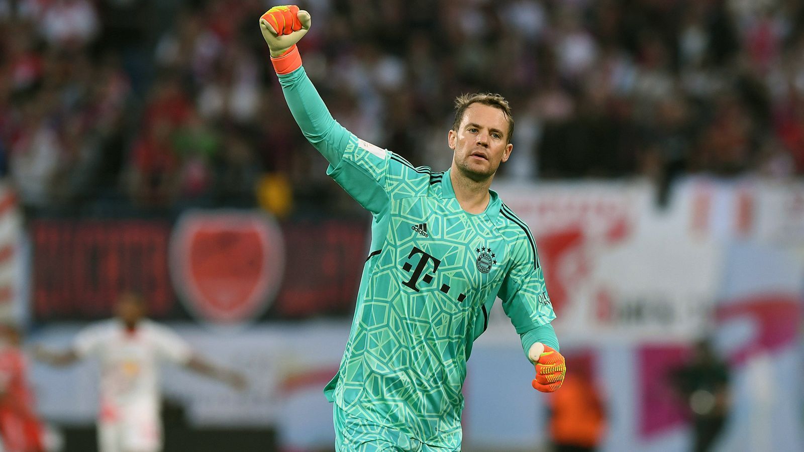 
                <strong>Manuel Neuer</strong><br>
                Spielt in der achten Minute mal wieder "Manu, der Libero". Das allerdings denkbar schlecht. Hat Glück, dass dieser missglückte Ausflug ohne Folgen bleibt. Ansonsten kaum geprüft, aber auf dem Posten, wenn er gebraucht wird. Ein normaler Neuer-Auftritt halt. Nichts anderes ist man vom deutschen Nationalkeeper gewohnt. ran-Note: 3
              