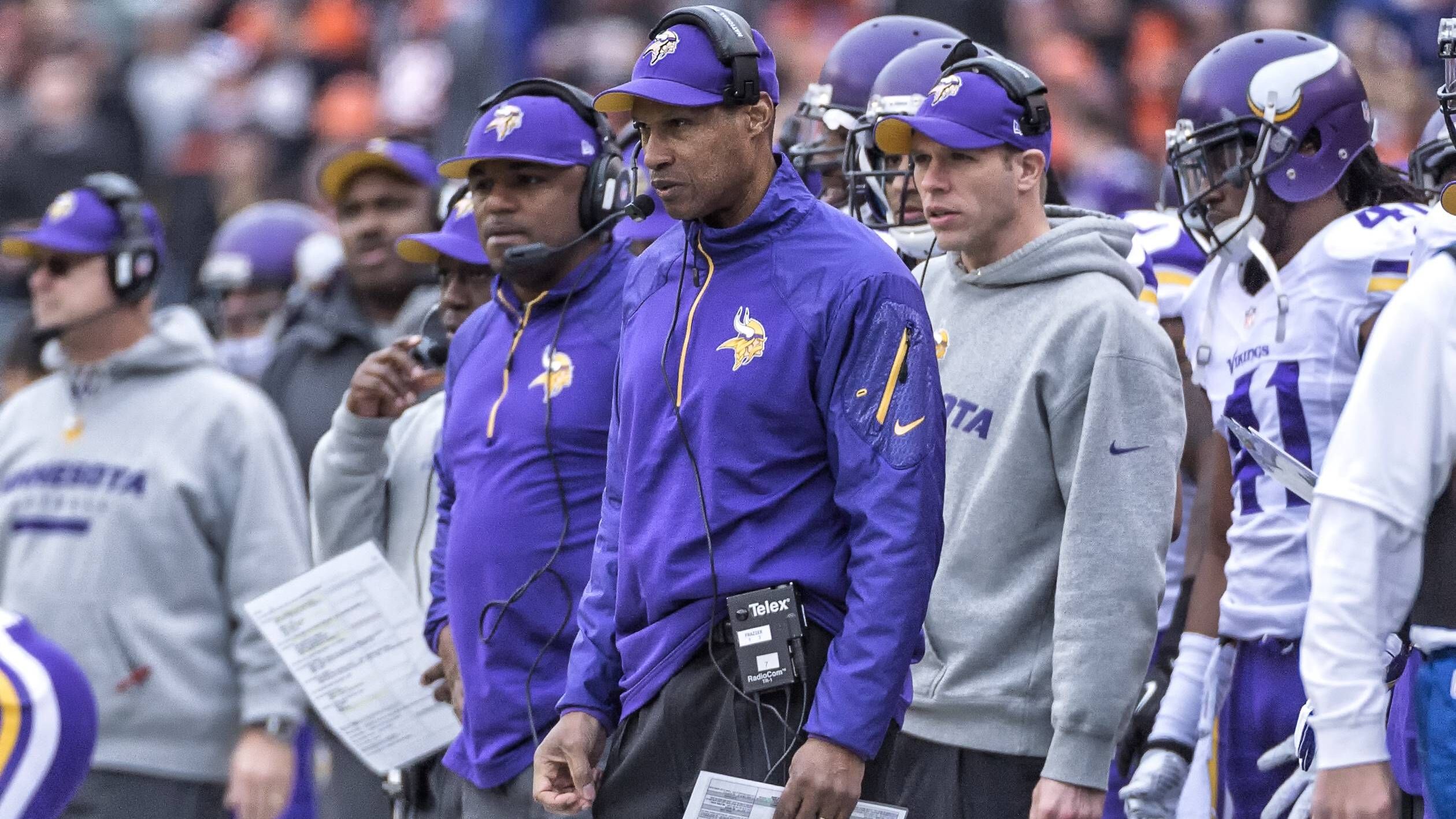 <strong>Leslie Frazier</strong><br>2010 wurde Leslie Frazier zum Interims-Head-Coach der Minnesota Vikings ernannt, von 2011 bis 2013 führte er den Job dann als "richtiger" Cheftrainer aus. 1999 hatte ihn Reid als Coach für die Defensive Backs nach Philly geholt, wo er mit dem späteren Vikings-Cheftrainer Childress zusammenarbeitete. 2007 wechselte Frazier als Assistent nach Minnesota, wo er drei Jahre später Childress beerbte.