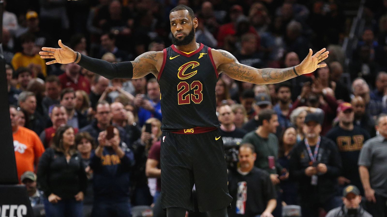 
                <strong>Wie plant LeBron James seine Zukunft?</strong><br>
                Noch steht der Sport im Vordergrund. LeBron James bestreitet gerade mit seinen Cleveland Cavaliers die NBA-Finals gegen die Golden State Warriors. Danach allerdings wird um die Zukunft des wahrscheinlich besten Basketballspielers der Welt gefeilscht. LeBron James könnte in der Offseason ein Free Agent sein. Sein Vertrag in Cleveland enthält zwar eine "Player Option", die er aber wohl nicht ziehen wird. ran.de erklärt, welche Optionen für "King James" in Frage kommen.
              