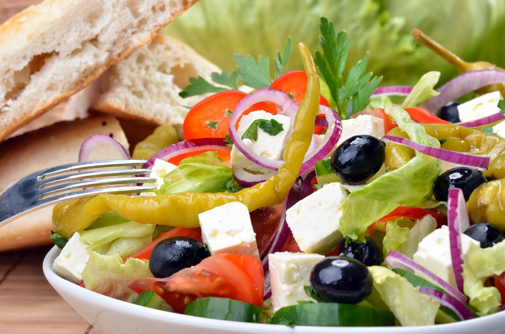 Griechischer Bauernsalat ist erst komplett, wenn auch Oliven drin sind. Die sind aber natürlich Geschmackssache.