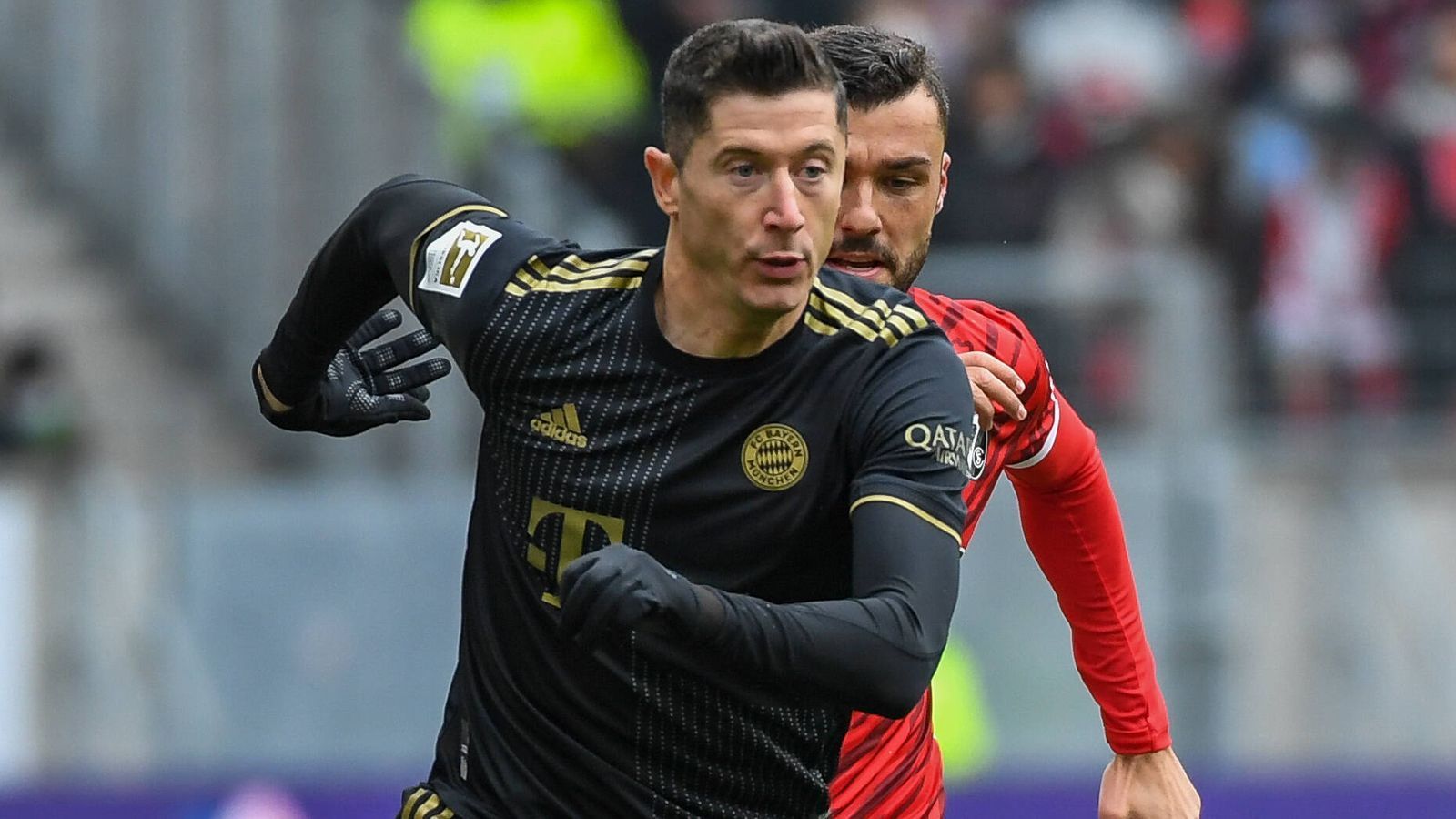 
                <strong>Robert Lewandowski</strong><br>
                Die Freiburger stehen kompakt, agieren bissig – und der Pole hängt oft in der Luft. Es ist nicht sein Spiel, das für ihn mit seiner Auswechslung in der 62. Minute beendet ist. ran-Note: 4
              