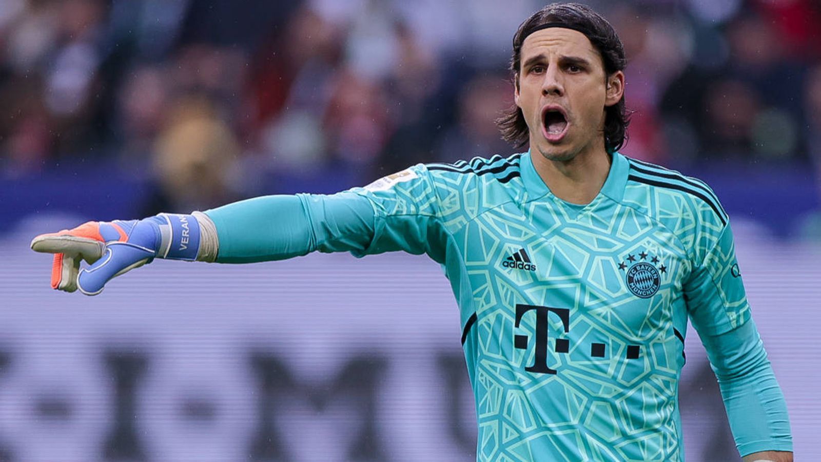 
                <strong>Yann Sommer (FC Bayern München)</strong><br>
                Bei der Rückkehr zu Ex-Klub Gladbach ist Yann Sommer früh gefordert. Einen Freistoß nach der Roten Karte für Upamecano wehrt der Schweizer noch souverän ab, beim späteren 0:1 aus Bayern-Sicht ist er ebenso machtlos wie auch beim zweiten und dritten Gegentor nach dem Seitenwechsel. Etwas Glück hat Sommer bei einem Kone-Schuss kurz vor der Pause, den er nur nach vorne abprallen lassen kann. Insgesamt ein solider Auftritt Sommers im Borussia Park. ran-Note: 3.
              