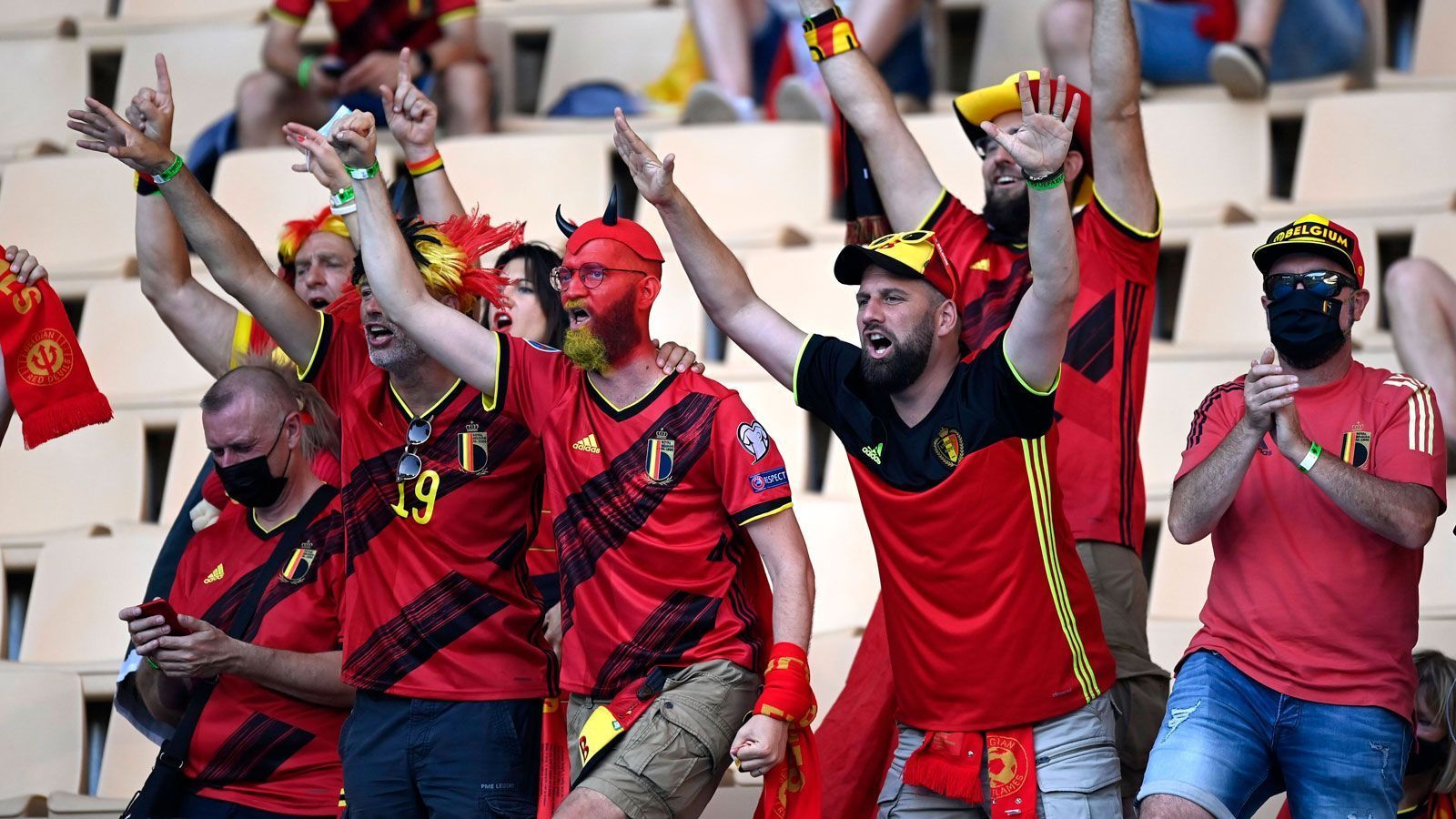 
                <strong>Die Stimmung passt</strong><br>
                Gute Laune haben die belgischen Fans definitiv mitgebracht - jetzt müssen die Spieler auf dem Rasen nur noch so performen wie ihre Anhänger auf den Rängen.
              
