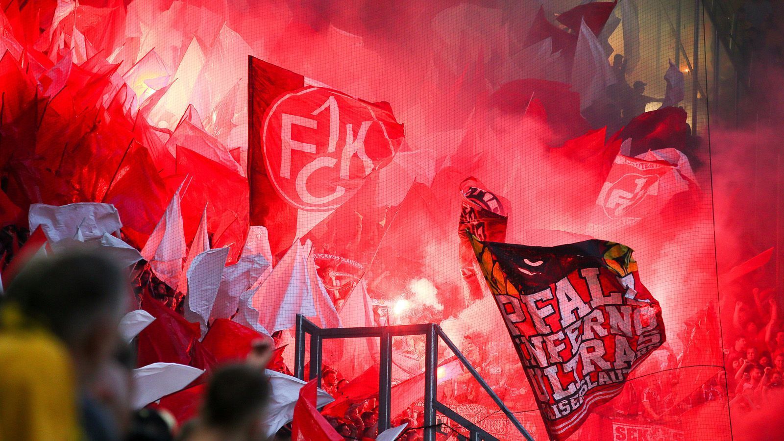 
                <strong>Lautern Fans kontern Pyro der Dresdner</strong><br>
                Auch auf Seite des 1. FC Kaiserslautern hatten die Fans Pyrotechnik ins Stadium bugsiert. Der Stadionsprecher stieß mit seiner wiederholten Bitte, das Abbrennen von Feuerwerk zu unterlassen, auf taube Ohren.
              
