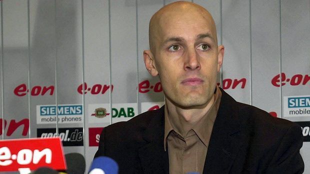 
                <strong>Heiko Herrlich (Borussia Dortmund)</strong><br>
                Heiko Herrlich (Borussia Dortmund): Im Herbst 2000 wurde beim damaligen BVB-Stürmer ein bösartiger Gehirntumor festgestellt. Im Anschluss fiel Herrlich fast ein Jahr aus. Doch er kam ausgerechnet im Revierderby gegen Schalke wieder. Bemerkenswert: Trotz der Rivalität der beiden Klubs feierten beide Fan-Gruppen Herrlichs Comeback mit Applaus.
              