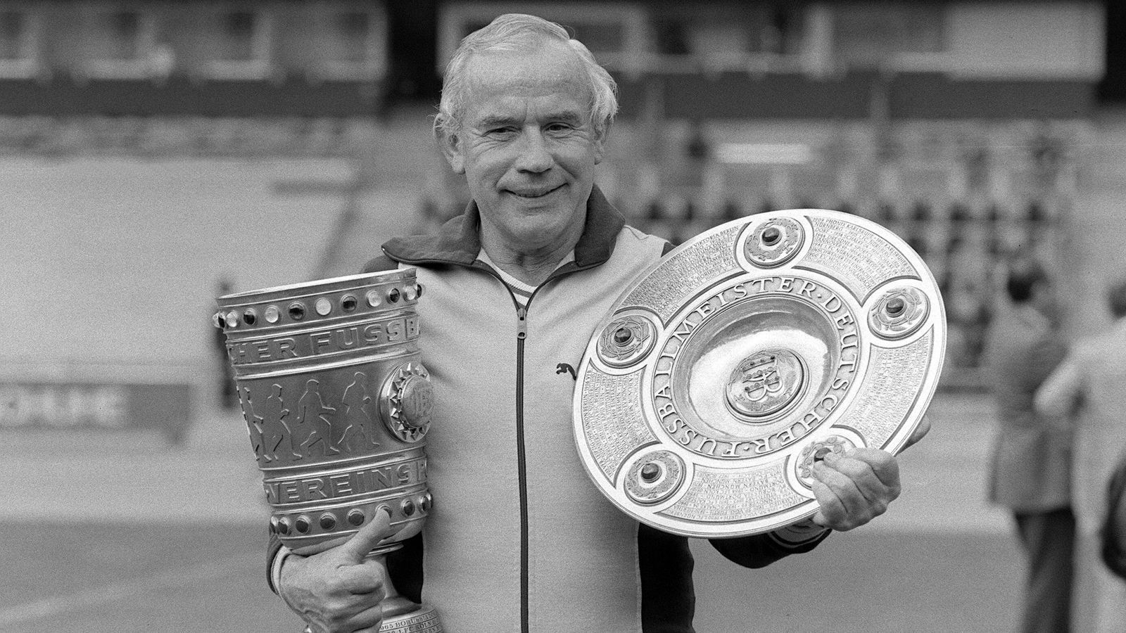<strong>Platz 8: Hennes Weisweiler (469 Bundesliga-Spiele)</strong><br>
                Hennes Weisweiler konnte mit Borussia Mönchengladbach drei Meistertitel und einen Pokalsieg feiern, mit dem 1. FC Köln einen Meistertitel und zwei Pokalsiege. In den 1970er Jahren galt Weisweiler als einer der besten Vereinstrainer der Welt. Im Juli 1983 starb Weisweiler im Alter von 63 Jahren an einem Herzinfarkt.&nbsp;
