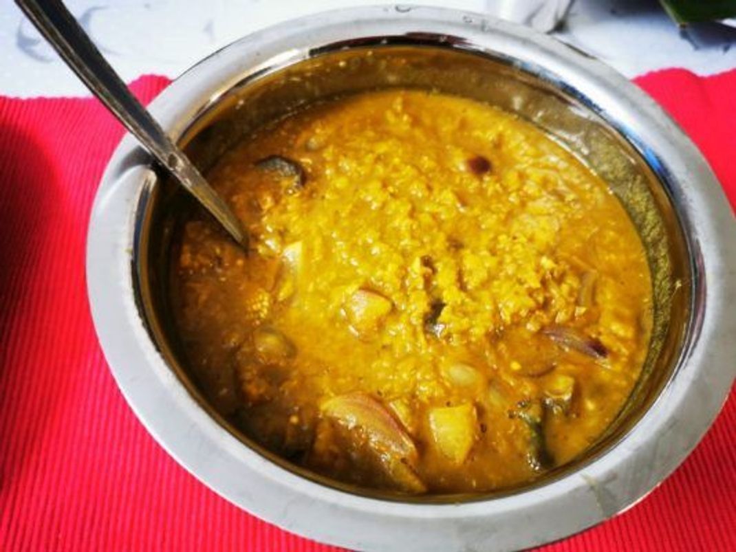 In Südindien wird Sambar alltäglich zu Reis, Dosa (eine Art Pfannkuchen) oder Idli (Dampfküchlein) gereicht.