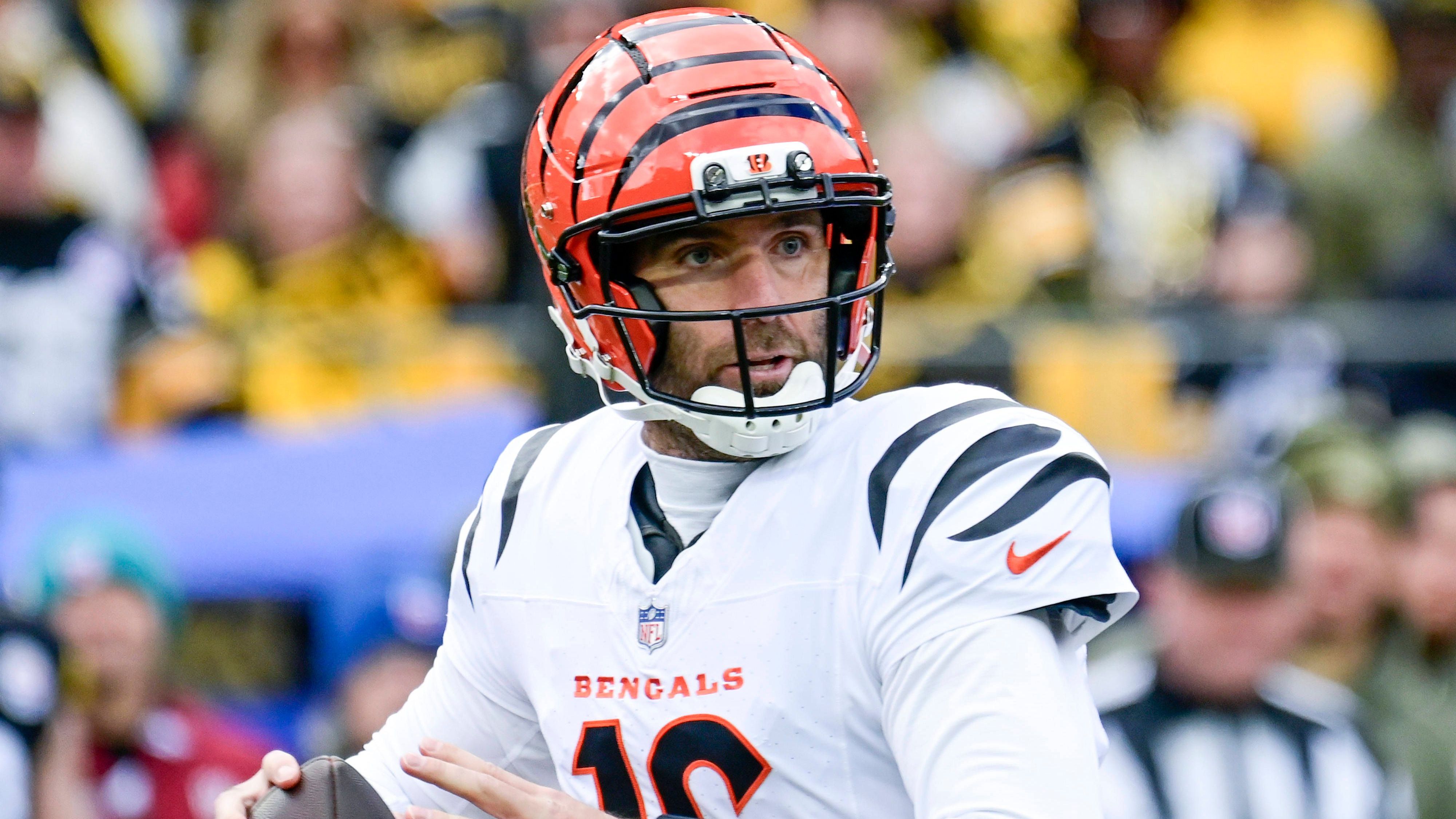 <strong>Platz 2: Joe Flacco (Cincinnati Bengals)</strong><br>Der alte Mann kann es immer noch! Nach der Verletzung von Joe Burrow ließen sich die Bengals ein paar Wochen von Jake Browning um den Schlaf bringen, ehe sie den Trade für Joe Flacco einfädelten. Seine Bilanz in den fünf Spielen seither: 1.453 Passing Yards, zwölf Touchdowns, nur drei Interceptions. Dass es nur einen Sieg gab, lag an einer desaströsen Defense. Flacco ist bei Backups aktuell die Benchmark - übertroffen nur von einem ...
