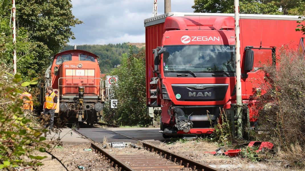 Beim Aufprall eines Lastwagens auf einen Güterzug im saarländischen Schmelz ist der Lkw-Fahrer verletzt worden.