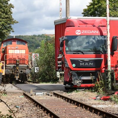 Lastwagenfahrer bei Zusammenstoß mit Güterzug verletzt