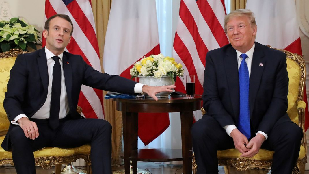 Frankreichs Präsident Macron (links) hat Trump (rechts) bereits vor der offiziellen Bekanntgabe der US-Wahlergebnisse gratuliert. (Archivbild)