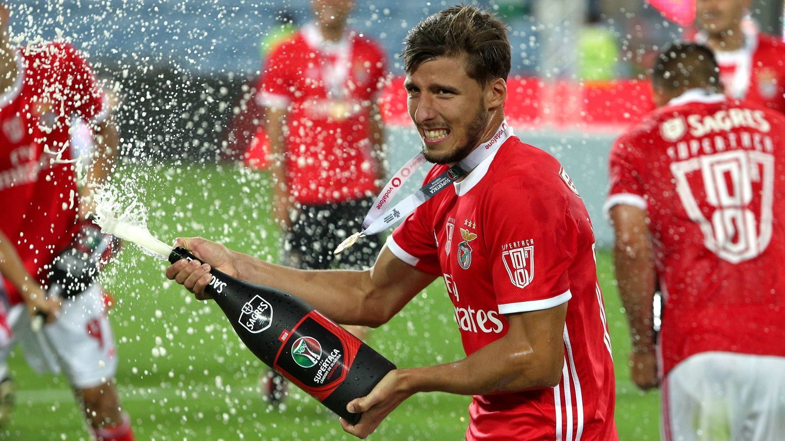 
                <strong>Ruben Dias</strong><br>
                &#x2022; <strong>Ablöse</strong>: 68 Millionen Euro<br>&#x2022; <strong>Aufnehmender Verein</strong>: Manchester City<br>Der frischgebackene englische Meister Ruben Dias hat Manchester City 2020 ebenfalls eine Stange Geld gekostet. Doch das scheint gut angelegt zu sein, denn der 25-Jährige ist mittlerweile Abwehrchef bei den "Citizens" und war sogar schon Spieler der Saison in der Premier League.
              