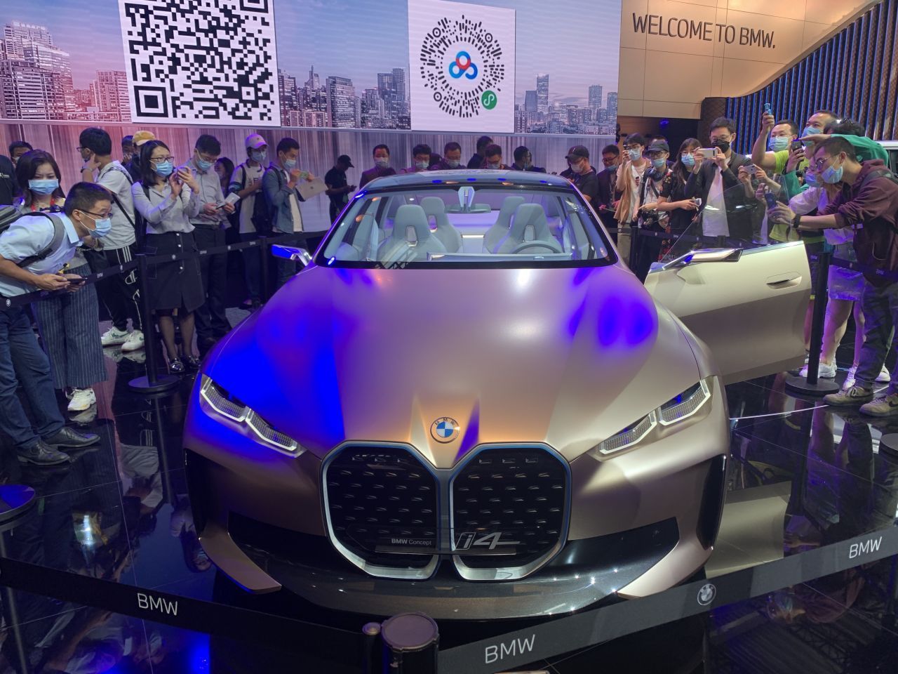 Auf der Automesse Auto China 2020 bekamen Besucher:innen das Konzeptauto des BMW i4 zu Gesicht. Ende 2021 soll das E-Auto Konkurrent Tesla Druck machen.