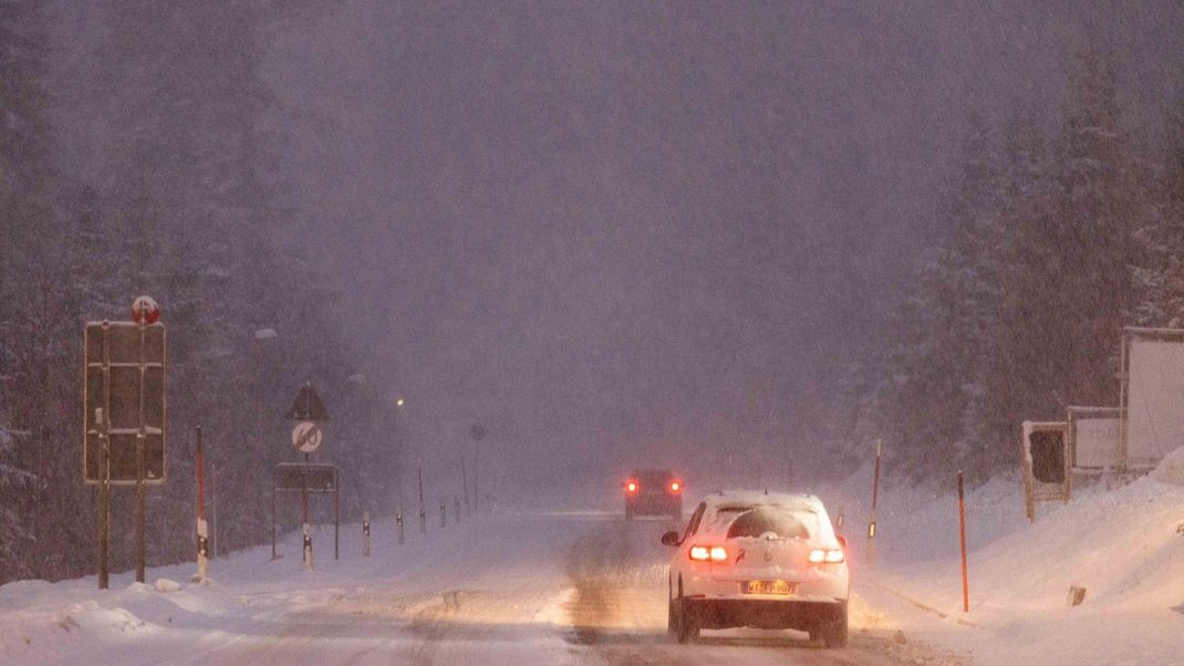 Starker Schneefall hat, wie hier am Feldberg in Baden-Württemberg, für winterliche Landschaften und Verkehrsbehinderungen in Süddeutschland gesorgt.