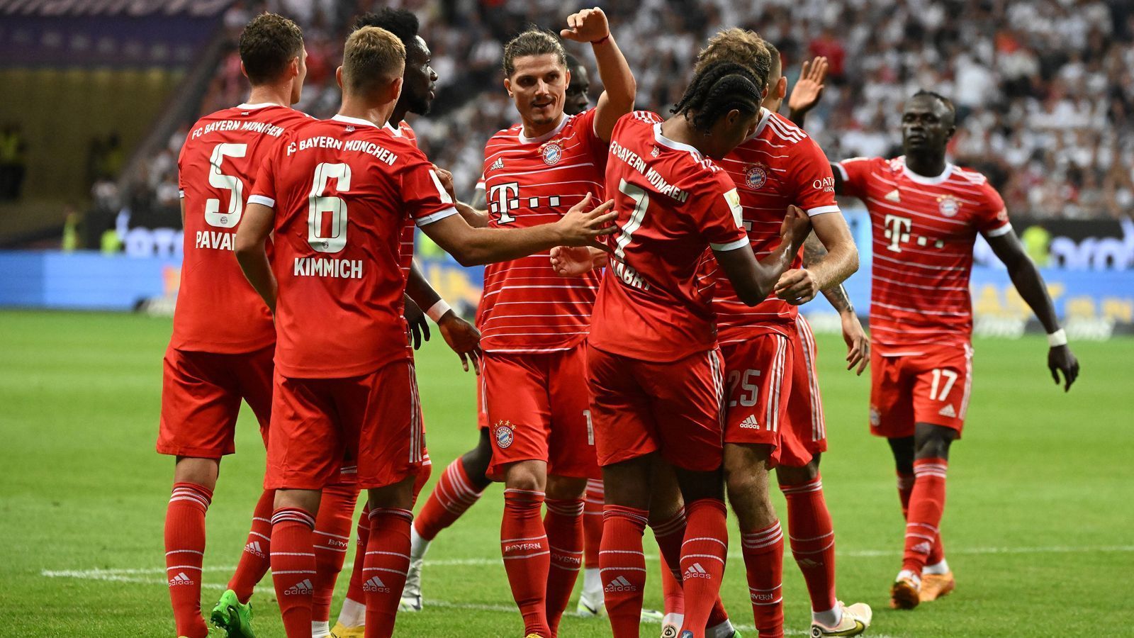 
                <strong>1. Spieltag: FC Bayern on fire mit Rekord-Halbzeitführung in Frankfurt</strong><br>
                Der amtierende Meister Bayern München setzte am 1. Spieltag ein deutliches Ausrufezeichen. Bei Europa-League-Sieger Eintracht Frankfurt gewannen die Münchner mit 6:1. Besonders beeindruckend war dabei die erste Halbzeit der Nagelsmann-Elf. Nach 45 Minuten stand es bereits 5:0 für die Gäste. Das ist die höchste Führung einer Mannschaft zur Halbzeit des 1. Bundesliga-Spieltages. (Quelle: optafranz/twitter)
              