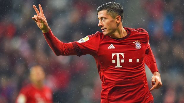 
                <strong>Robert Lewandowski (FC Bayern München)</strong><br>
                Robert Lewandowski: Und Vidal setzt natürlich auf Lewandowski! Überraschend: Im Gegensatz zu vielen anderen Stars, stellt sich der Copa-America-Sieger selbst nicht auf.
              