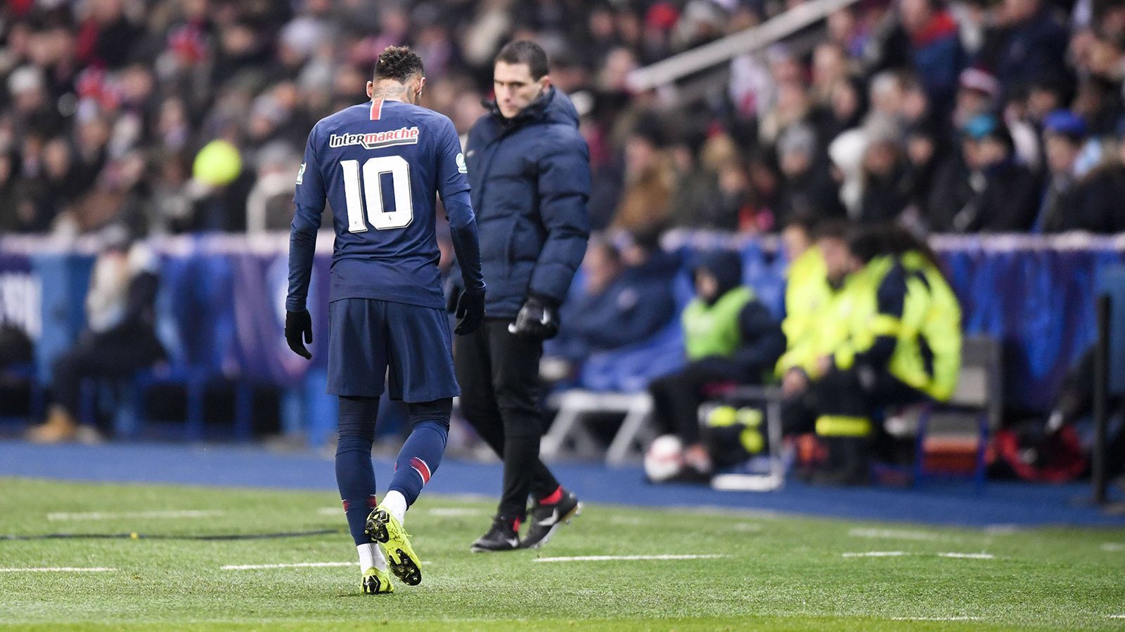 
                <strong>2019: Wieder Fuß, wieder im Frühjahr</strong><br>
                Nächstes Jahr, gleiches Schicksal. Im Pokalspiel gegen Racing Straßburg zieht sich Neymar am 23. Januar 2019 wieder einen Mittelfußbruch zu, gibt sein Comeback erst Ende April. Der Segen ist zum Fluch geworden. Auch wenn der Brasilianer die Gelegenheit natürlich trotzdem nutzt, auch den 23. Geburtstag seiner Schwester zu feiern.
              