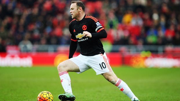 
                <strong>Wayne Rooney (Manchester United)</strong><br>
                Wayne Rooney (Manchester United): Die chinesische Liga versuchte auch selbst und zunächst unabhängig von Vereinen Spieler aus Europa nach Fernost zu locken. So ging laut englischen Medienberichten wohl auch beim Management von Rooney ein Angebot ein. Wochengehalt: 640.000 Euro! Dies würde auf ein Jahr hochgerechnet ein Gehalt von über 33 Millionen Euro bedeuten. Zu einem Vertragsabschluss kam es aber auch in diesem Fall nicht. Der englische Nationalspieler läuft immer noch für Manchester United auf.
              