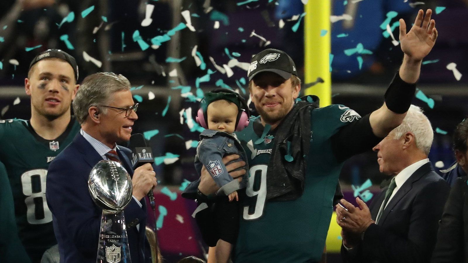 
                <strong>Nick Foles (Philadelphia Eagles)</strong><br>
                Super-Bowl-MVP und trotzdem nicht unter den 100 besten der NFL? Klingt schon ziemlich absurd. Nick Foles wird die Lombardi Trophy aber sicher über die Enttäuschung hinweggetröstet haben.
              