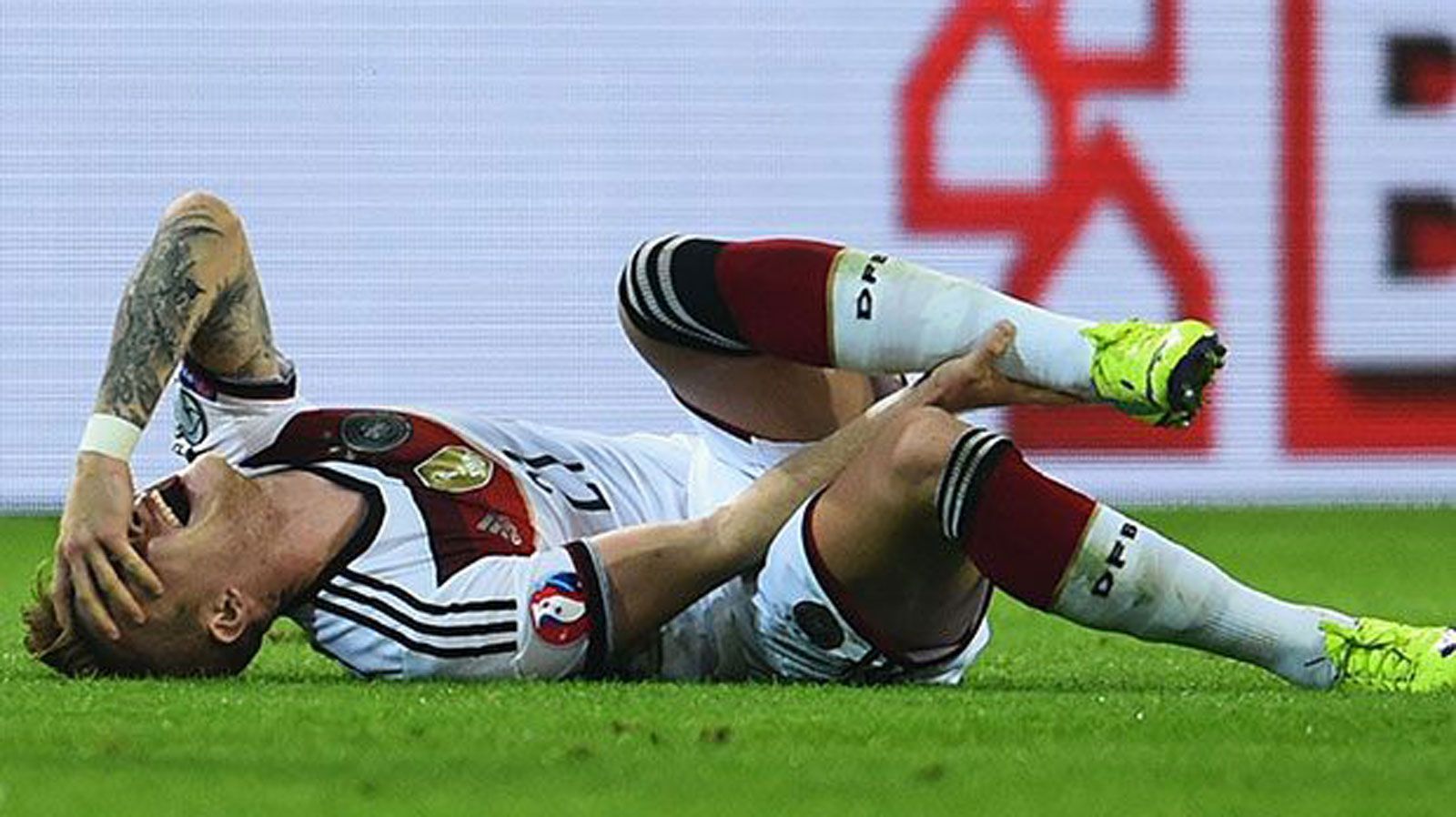 
                <strong>September 2014 - Außenbandteilriss</strong><br>
                Gleich bei seinem zweiten DFB-Einsatz nach der WM 2014 liegt Reus schon wieder schmerzverzerrt am Boden. Die Diagnose heißt Außenbandteilriss und eine Dehnung der Fußwurzelbänder. Der Nationalmannschaftsfluch nimmt für Reus scheinbar keine Ende.
              