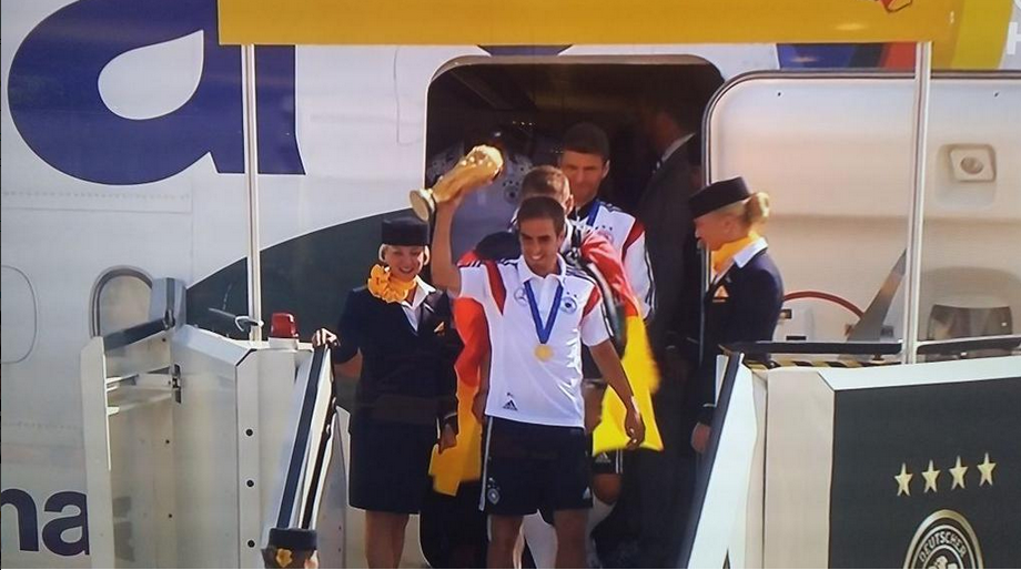 
                <strong>Lahm führt die Mannschaft an</strong><br>
                Als erstes steigt Philipp Lahm mit dem WM-Pokal aus dem Flugzeug.
              