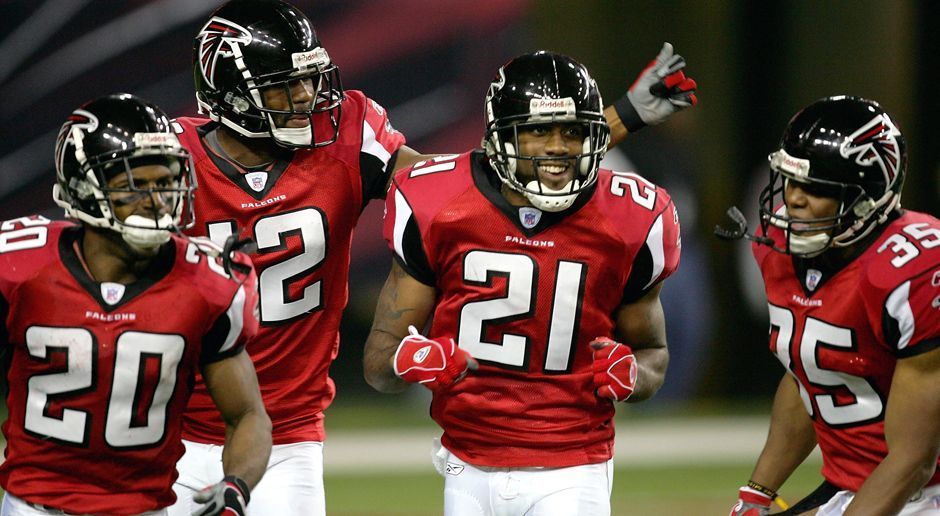 
                <strong>Atlanta Falcons 2004: Verbesserung um 6 Siege</strong><br>
                In der Saison 2003 setzten die Falcons insgesamt drei Quarterbacks ein - ohne Erfolg. Nach einer nicht zufriedenstellenden Saison mit nur fünf Siegen entließ die Franchise Coach Dan Reeves und stellte Jim Mora als dessen Nachfolger vor. Der Trainerwechsel sollte sich in der darauffolgenden Saison sofort auszahlen. Angeführt von Quarterback-Legende Michael Vick war Atlanta mit einer Bilanz von 11-5 Spitzenreiter der NFC South. Erst im Conference Final war gegen die Eagles Schluss.
              