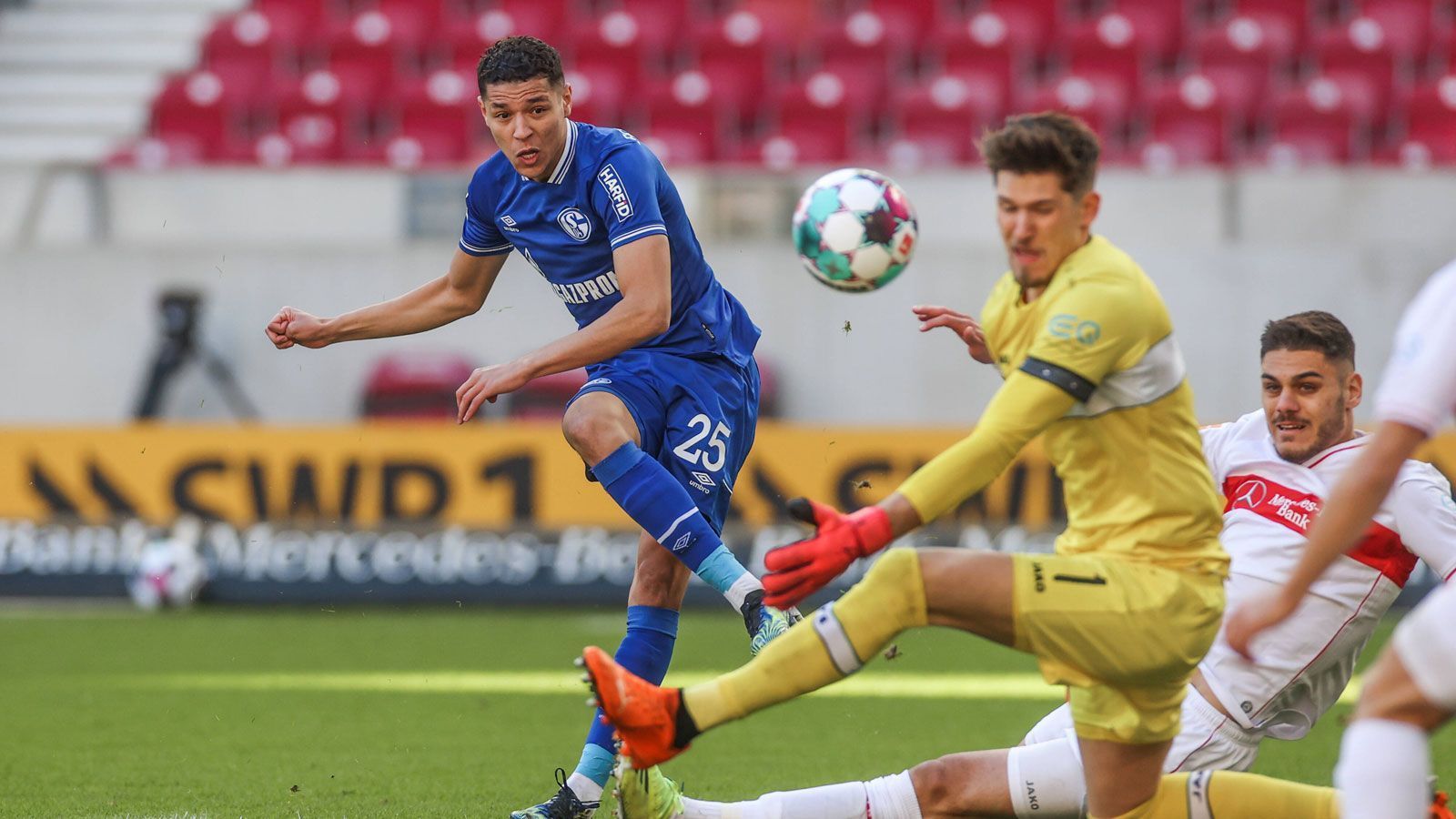 
                <strong>Amine Harit</strong><br>
                Steht in der 5. Minute allein vor Kobel, entscheidet sich für den Schuss, anstatt für den besser positionierten Hoppe aufzulegen. Sein Abschluss wird aber gehalten. Sein Auftritt in der ersten Halbzeit macht trotzdem Mut. Viele wichtige Dribbling, allerdings ohne die entscheidende Konsequenz. Im zweiten Durchgang nicht mehr so oft am Ball. Holt mit einem seiner feinen Dribblings den Elfmeter heraus, den Bentaleb allerdings verschießt. ran-Note: 3
              