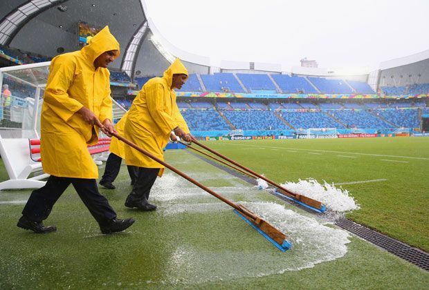 
                <strong>Mexiko vs. Kamerun (1:0) - Regen-Schlacht</strong><br>
                Vor der Partie müssen WM-Helfer erstmal die Bänke vom Wasser befreien. In Natal regnet es den ganzen Tag in Strömen.
              