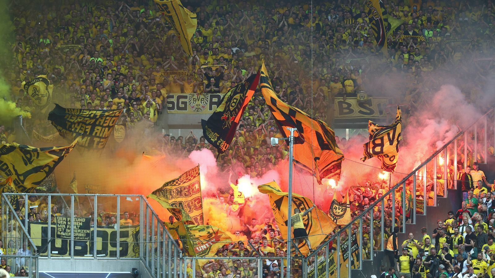 
                <strong>Platz 2: Borussia Dortmund</strong><br>
                Geldstrafen in der Saison 18/19: 251.000 Euro
              