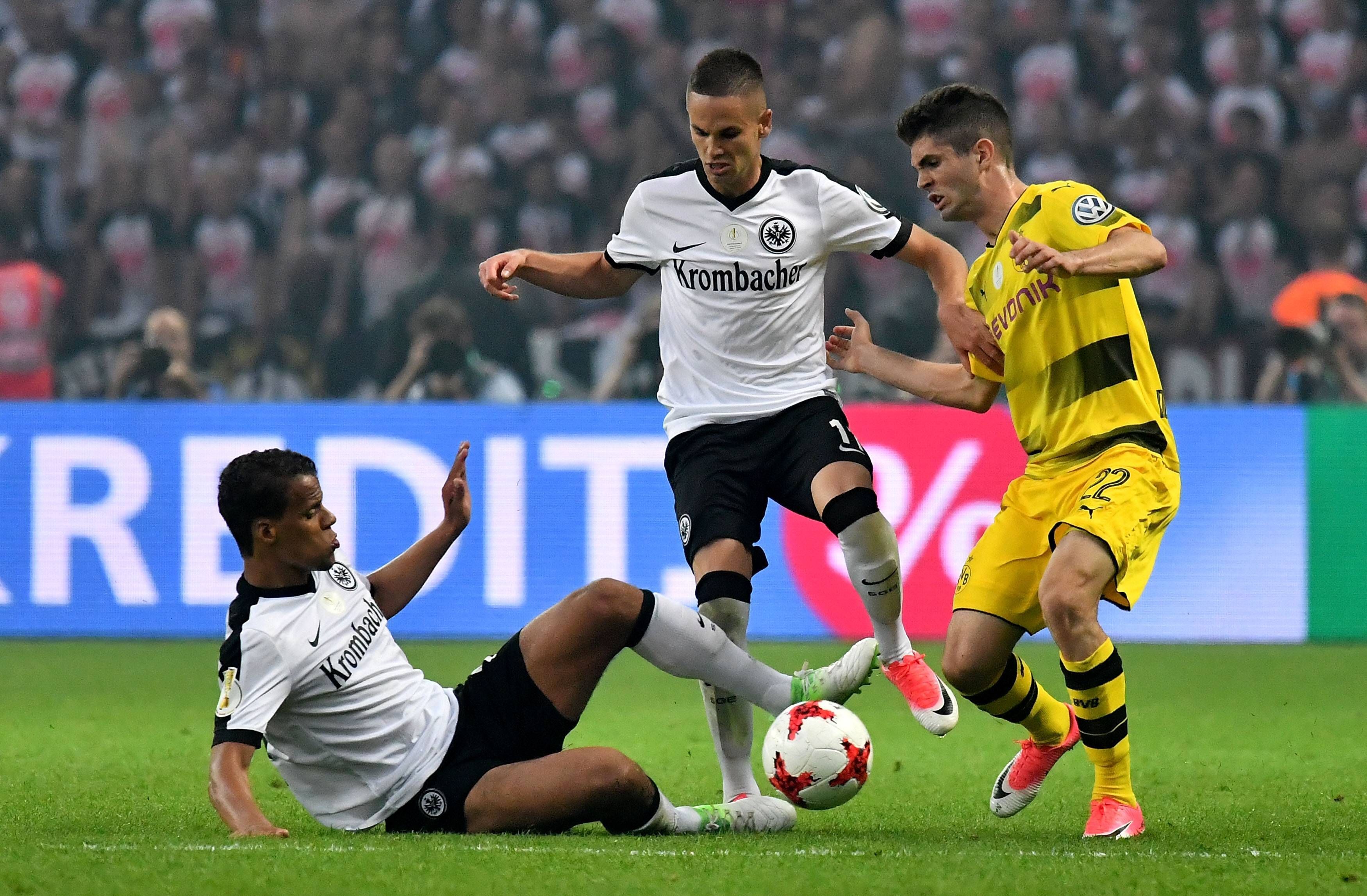 
                <strong>Christian Pulisic</strong><br>
                Ersetzt Reus nach der Pause. Wirbelt sofort ordentlich und vergibt eine große Chance. Für die Frankfurter ist der pfeilschnelle US-Amerikaner kaum mit fairen Mitteln zu stoppen. Der Youngster holt auch den Elfmeter heraus und ist der Garant für den Erfolg. ran-Note: 2
              