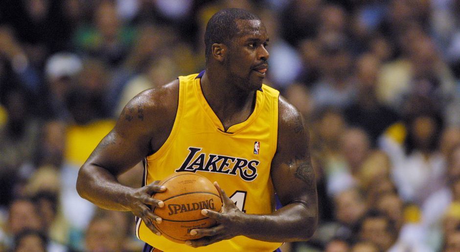 
                <strong>Center: Shaquille O’Neal (La Lakers)</strong><br>
                Center: Shaquille O'Neal (La Lakers): "Eigentlich hatten wir abgesprochen, unsere Karrieren am gleichen Tag zu beenden. Aber dann waren wir doch einen Tag auseinander (lacht). Nein, Spaß beiseite: Er war unter dem Korb kaum zu halten. Aber mit welcher Unbekümmertheit und Lockerheit er Sachen anging und nach wie vor angeht, ist unglaublich." 
              