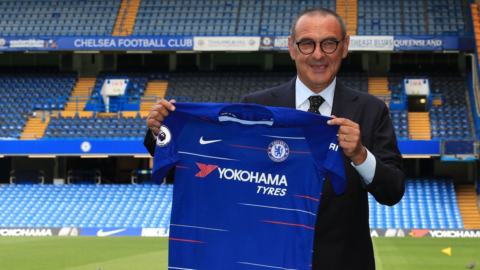 
                <strong>Maurizio Sarri ist kein gewöhnlicher Trainer</strong><br>
                Er soll den FC Chelsea wieder in die Erfolgsspur zurückführen: Neu-Coach Maurizio Sarri. Der Italiener kam vom SSC Neapel, den er in den vergangenen drei Jahren in die Champions League und fast zur italienischen Meisterschaft führte. Ausgerechnet Sarri, der noch zu Beginn des neuen Jahrtausends den Beruf eines Bankkaufmanns ausübte. ran.de blickt auf Maurizio Sarri, dem wohl ungewöhnlichsten Coach der europäischen Top-Ligen. 
              