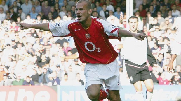 
                <strong>Fredrik Ljungberg (FC Arsenal)</strong><br>
                Fredrik Ljungberg (FC Arsenal): Der Schwede Fredrik Ljungberg war Teil der legendären Arsenal-Mannschaft, die während der Saison 2003/2004 ungeschlagen blieb. Darüber hinaus konnte er zwei englische Meisterschaften und drei englische Pokalsiege feiern - alles im Trikot mit der Nummer 8.
              