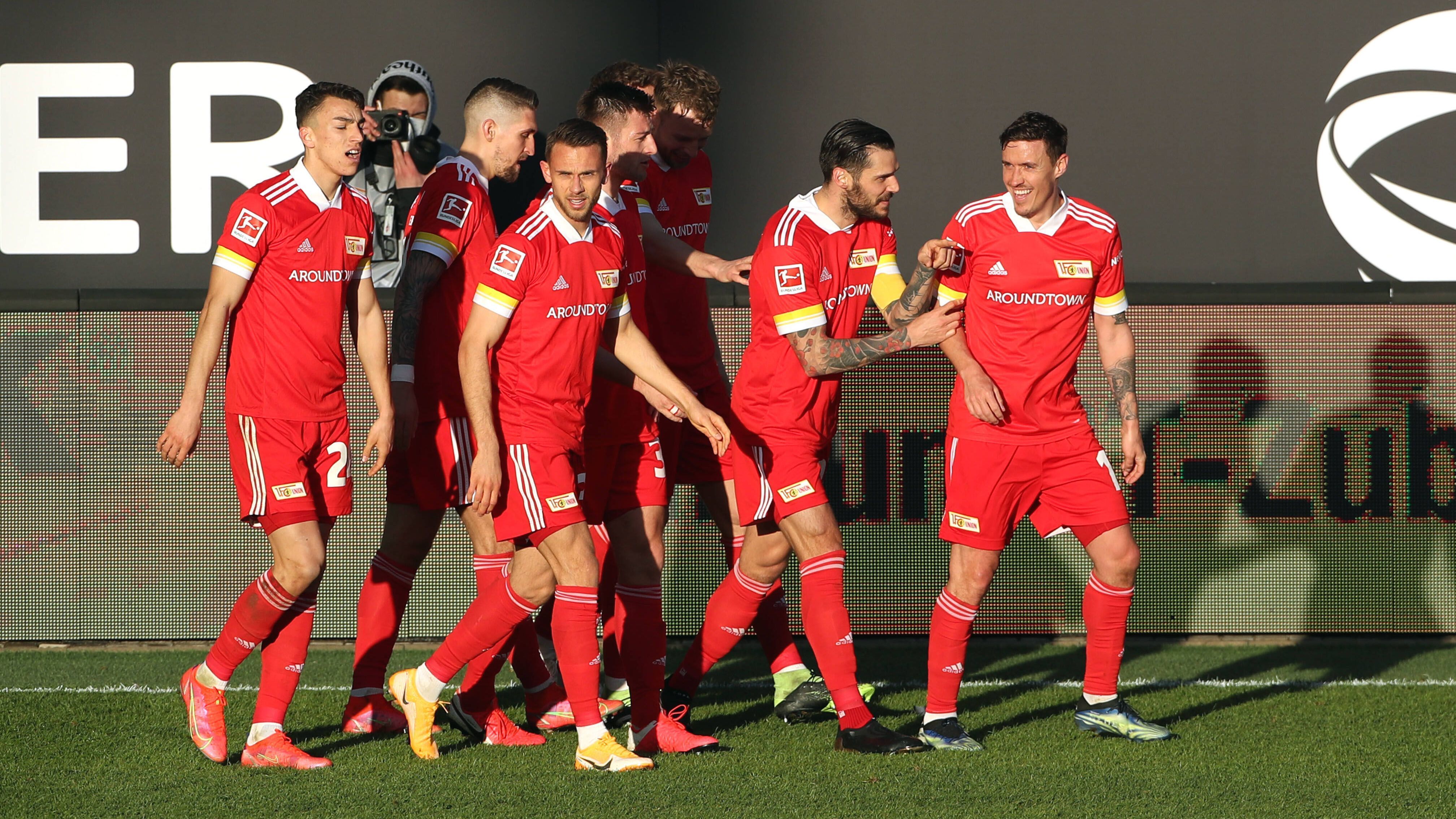 
                <strong>Platz 7: Union Berlin (38 Punkte)</strong><br>
                Die "Eisernen" spielen eine starke Saison und waren zwischenzeitlich sogar noch höher platziert. Wer weiß, was möglich gewesen wäre wenn Max Kruse über die komplette Spielzeit fit gewesen wäre. So stehen momentan fünf Spiele ohne Niederlage - darunter allerdings drei Unentschieden - zu Buche. Bereits der Einzug in einen internationalen Wettbewerb käme einer Sensation gleich, ist aber nicht auszuschließen. 
              