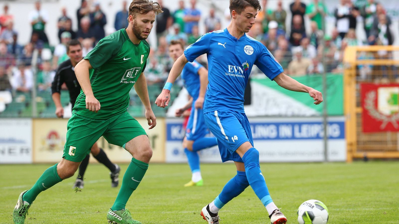 
                <strong>Lucas Scholl </strong><br>
                Sohn Lucas Scholl (r.) startete seine Karriere zwar beim FC Bayern, doch seit 2015 ging es sportlich stetig abwärts. Von der zweiten Mannschaft der Bayern wechselte er über den thüringischen Regionalligisten Wacker Nordhausen zum VfR Garching und 2020 zum österreichischen Zweitligisten SV Horn. Grund genug für Vater Scholl, im Podcast "Phrasenmäher" seinen eigenen Sohn zur Zielscheibe einer seiner berüchtigten schonungslosen Analysen zu machen: Lucas sei "ein verhinderter Multi-Millionär".
              