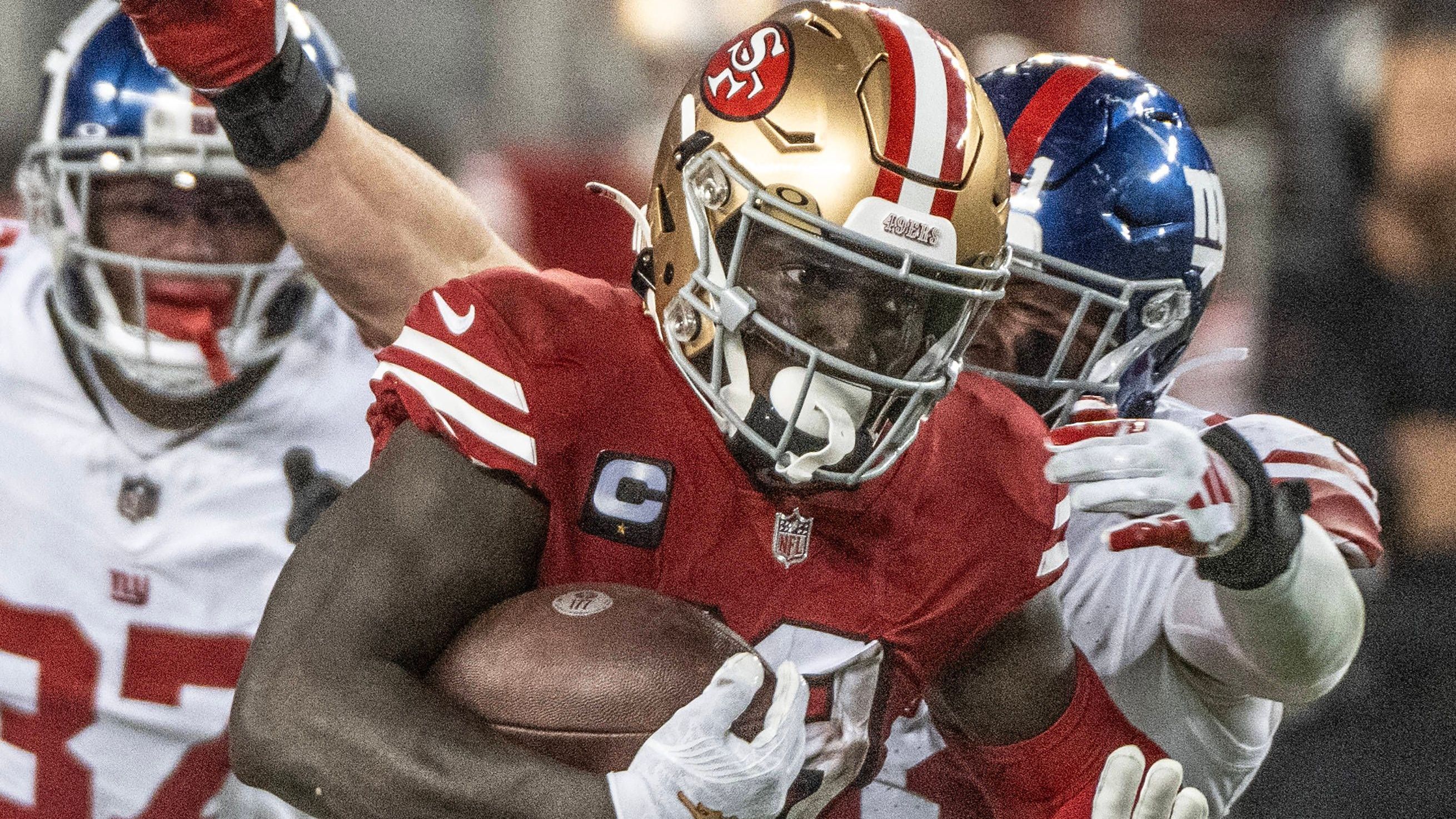 <strong>Deebo Samuel "macht den Unterschied"</strong><br>Doch nicht nur McCaffrey glänzt, sondern auch andere Spieler wie Tight End George Kittle und Wide Receiver Deebo Samuel. Letzter fing gegen die Giants Pässe für 129 Yards und einen Touchdown. 49ers-Defensive-Tackle Javon Hargrave sagt: "Der Junge macht den Unterschied aus, er rennt einfach durch, so etwas habe ich noch nie gesehen."